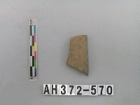 藏品(灰褐色細砂陶片)的圖片